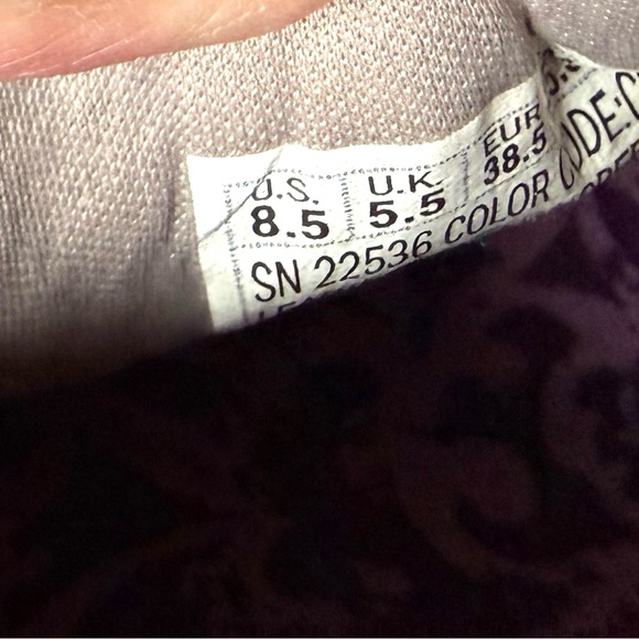 Skechers women’s 8.5 gold champagne slip-on shoes lace eyelet uppers - Picture 9 of 9